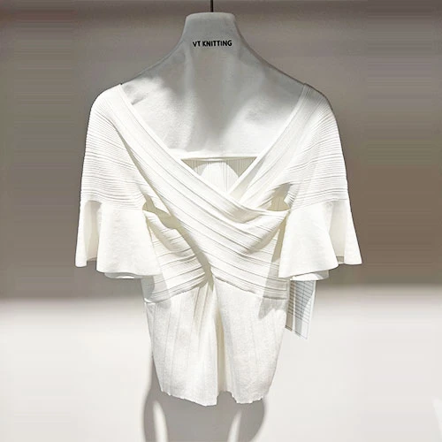 Top blanc amb coll en V per a dona